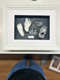 Bild in Galerie-Betrachter laden, Erinnerungsrahmen „Erste Babyschuhe“ – personalisiert & handveredelt - Atelier Body - pArts