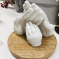 Bild in Galerie-Betrachter laden, 3D-Familienhändeabdruck von Mutter, Vater und Baby in Weiß auf Holzsockel, detailreiche Gips-Skulptur als persönliche Erinnerung