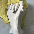 Bild in Galerie-Betrachter laden, 3D Händeabdruck für 2 Personen – detailgenauer Gipsabdruck, Hand in Hand - Atelier Body - pArts