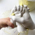 Bild in Galerie-Betrachter laden, Detailaufnahme eines 3D-Gipsabdrucks einer Babyhand und Eltern mit sichtbaren Hautlinien - Atelier Body - pArts
