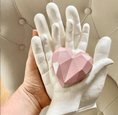 Bild in Galerie-Betrachter laden, Vater und Tochter 3D- Hände Gipsabdruck mit rosa Herz als Smbol der ewigen Liebe und Verbundenheit zueinander. Andenken an das Leben, Tochter krebskrank, Handabdruck bleibt - Atelier Body - pArts