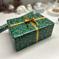 Bild in Galerie-Betrachter laden, Abform - & Veredelungsset für Gipsabdruck Babybauch, direkt im weihnachtlichen Geschenkpapier versenden und verschenken. Atelier Body - pArts
