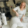 Bild in Galerie-Betrachter laden, Julia Schulze, Künstlerin und Gründerin von Atelier Body-pArts in Erfurt, veredelt einen selbstgemachten Babybauch Gipsabdruck im Atelier mit hochwertiger Flächenveredelung. Mit einem Metallspachtel trägt sie den Spezialgips gleichmäßig auf die Oberfläche des Gipsabdrucks auf, um sichtbare Gipsbinden zu glätten, Unebenheiten auszugleichen und den Babybauch-Abdruck professionell zu stabilisieren. Die Szene zeigt den handwerklichen Veredelungsprozess eines DIY Babybauch Gipsabdrucks mit prof. Materialien.