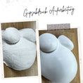 Bild in Galerie-Betrachter laden, Babybauch-Gipsabdruck im Rohzustand und nach der Veredelung mit meinem Profi-Veredelungs- und Reparaturset von Julia Schulze. DIY Set für Verstärkung, Glättung und dekorative Fertigstellung. Atelier Body - pArts