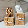 Bild in Galerie-Betrachter laden, Holzsockel aus altem Fachwerk für 3D-Babyabdrücke, personalisiert mit Namensschrift in Weiß