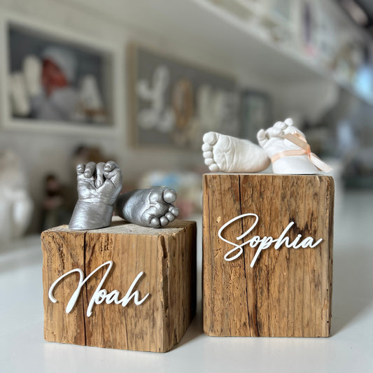 Rustikaler Holzsockel für Hand- und Fußabdrücke von Babys – mit individueller Namensgravur in Gold