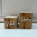 Bild in Galerie-Betrachter laden, Nachhaltiger Sockel aus Fachwerkholz für Familienabdrücke mit Acryl-Namensschrift in Silber - Atelier Body - pArts