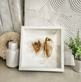Bild in Galerie-Betrachter laden, Bilderrahmen fuer Baby 3D Hand Fussabdruck Rahmen weiss, gold mit Kindes Namen Gravur bestellen, kaufen - www.babybauch-abdruecke.de