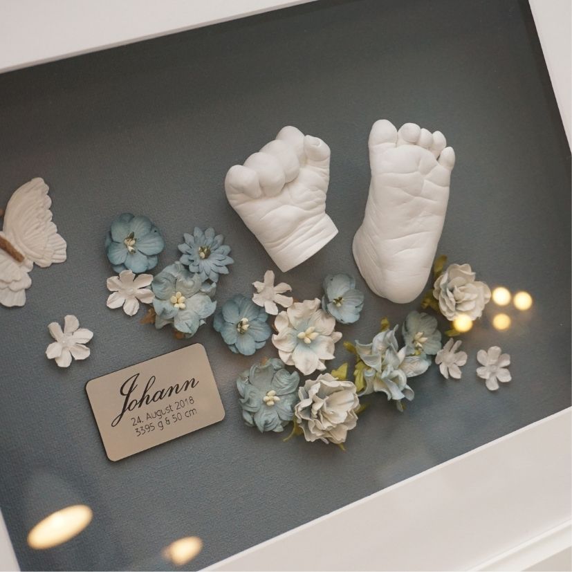 handabdruck baby fussabdruck detailgenau alginat abdruck machen professionell anfertigen lassen julia schulze rahmen mit papierblumen maulbeer jungennamen gravur