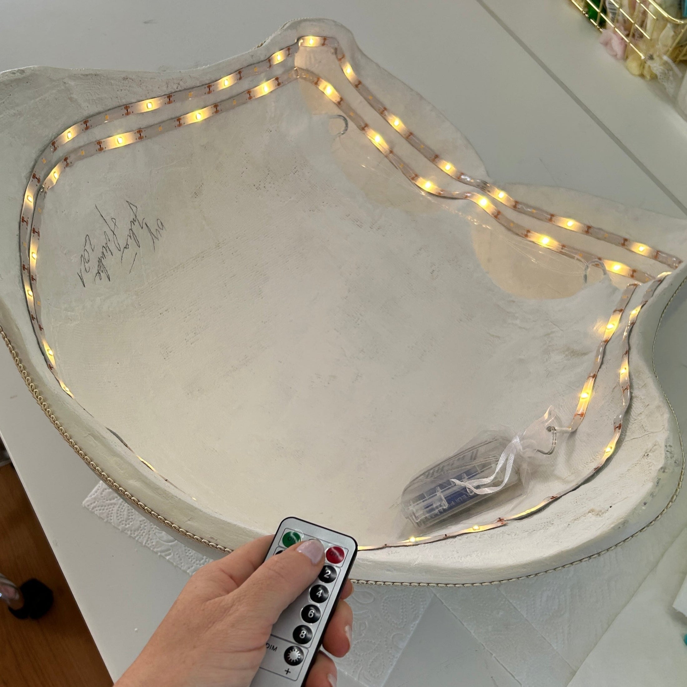 Babybauch-Gipsabdruck von hinten, professionell veredelt mit eingebautem LED-Stripe, Fernbedienung und Batteriebetrieb – individuelles Highlight im Rahmen meines Veredelungsservices für Schwangerschaftsabdrücke.- Atelier Body - pArts