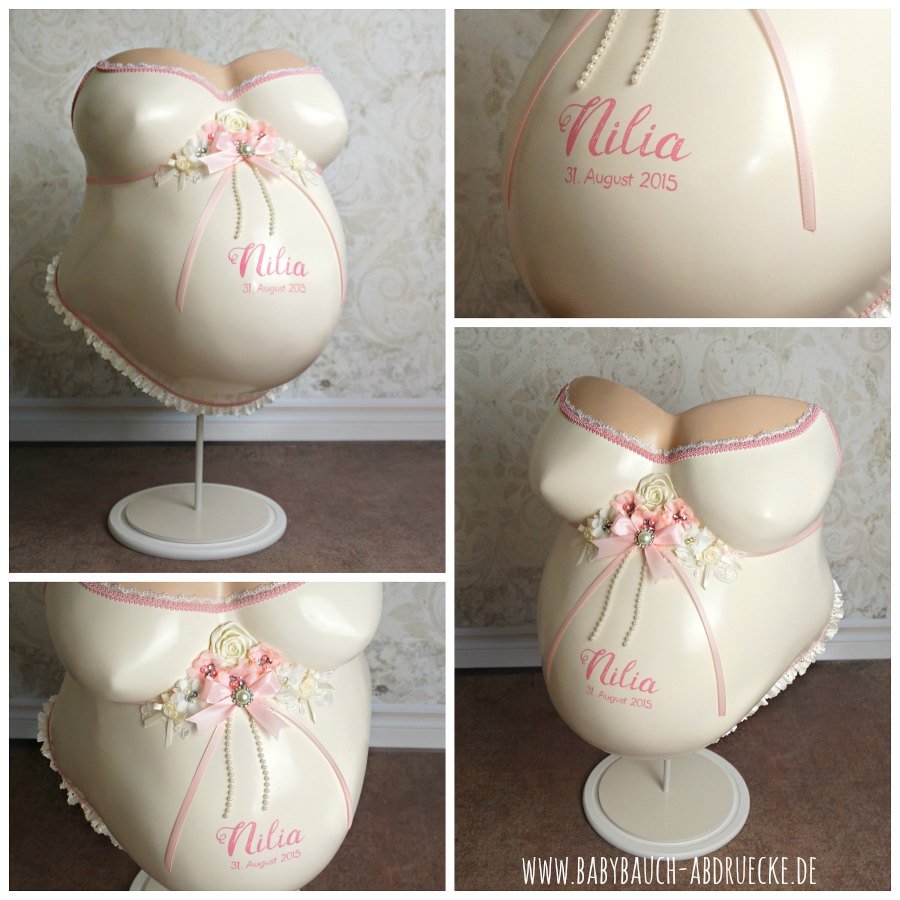 Gipsabdruck vom Babybauch in realistischer Hautfarbe, gestaltet mit Hautfarblackspray und dekorativen Details wie Spitze und BH. Atelier Bodyparts