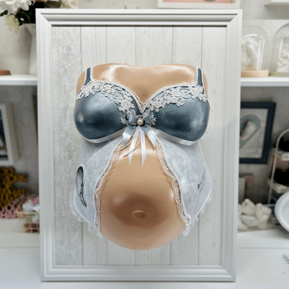 Künstlerisch gestalteter Babybauch-Gipsabdruck mit Hautfarblackspray, zeigt realistische Hautfarbe und feminine Verzierungen. - Atelier Body - pArts