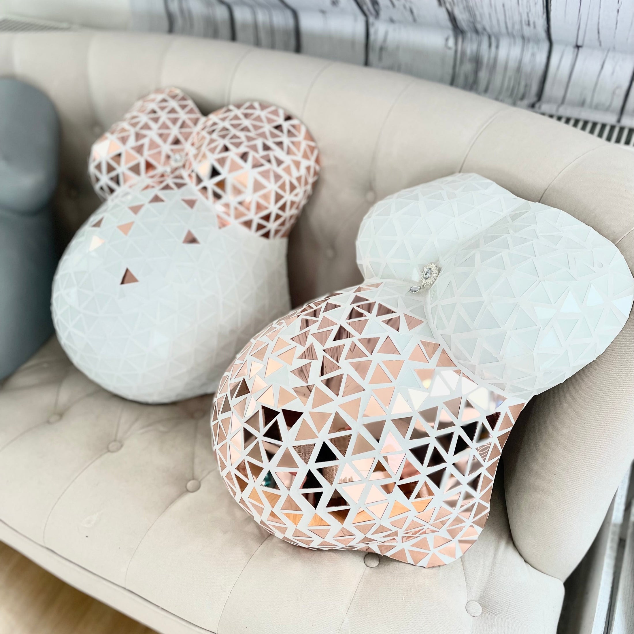 Gipsabdruck Babybauch Mosaik Spiegelmosaik rosegold professionell gestaltet veredelt Atelier Body-pArts Gipsbauch selbstgemacht geglaettet