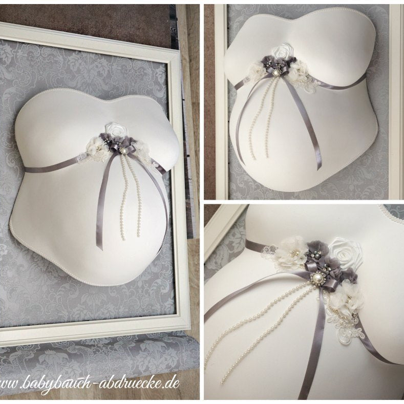 babybauch gipsabdruck abformung L bauch busen geglaettetweiss grau auf rahmen spitze satinrosen gipsbauch bemalen Atelier Body - pArts verstaerkt verspachtelt geschliffen grundiert schleife rueschenblumen