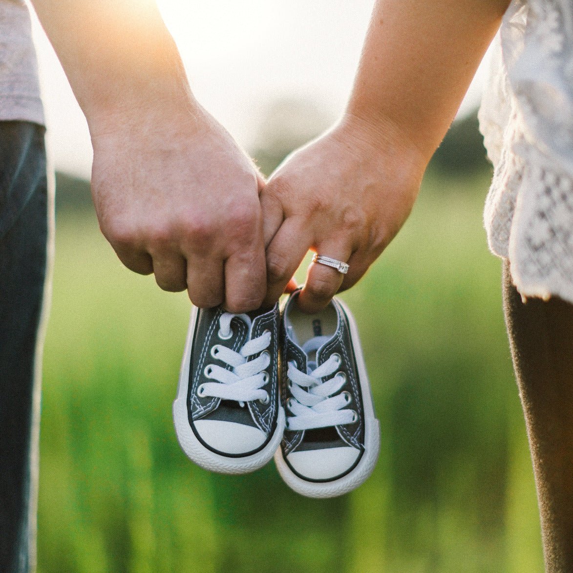 Erinnerungsrahmen „Erste Babyschuhe“ – personalisiert & handveredelt - Atelier Body - pArts