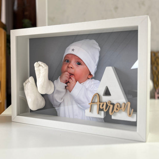 Rahmen für Baby 3D - Abdrücke mit Babyfoto + Gravur & Buchstabe - Atelier Body - pArts