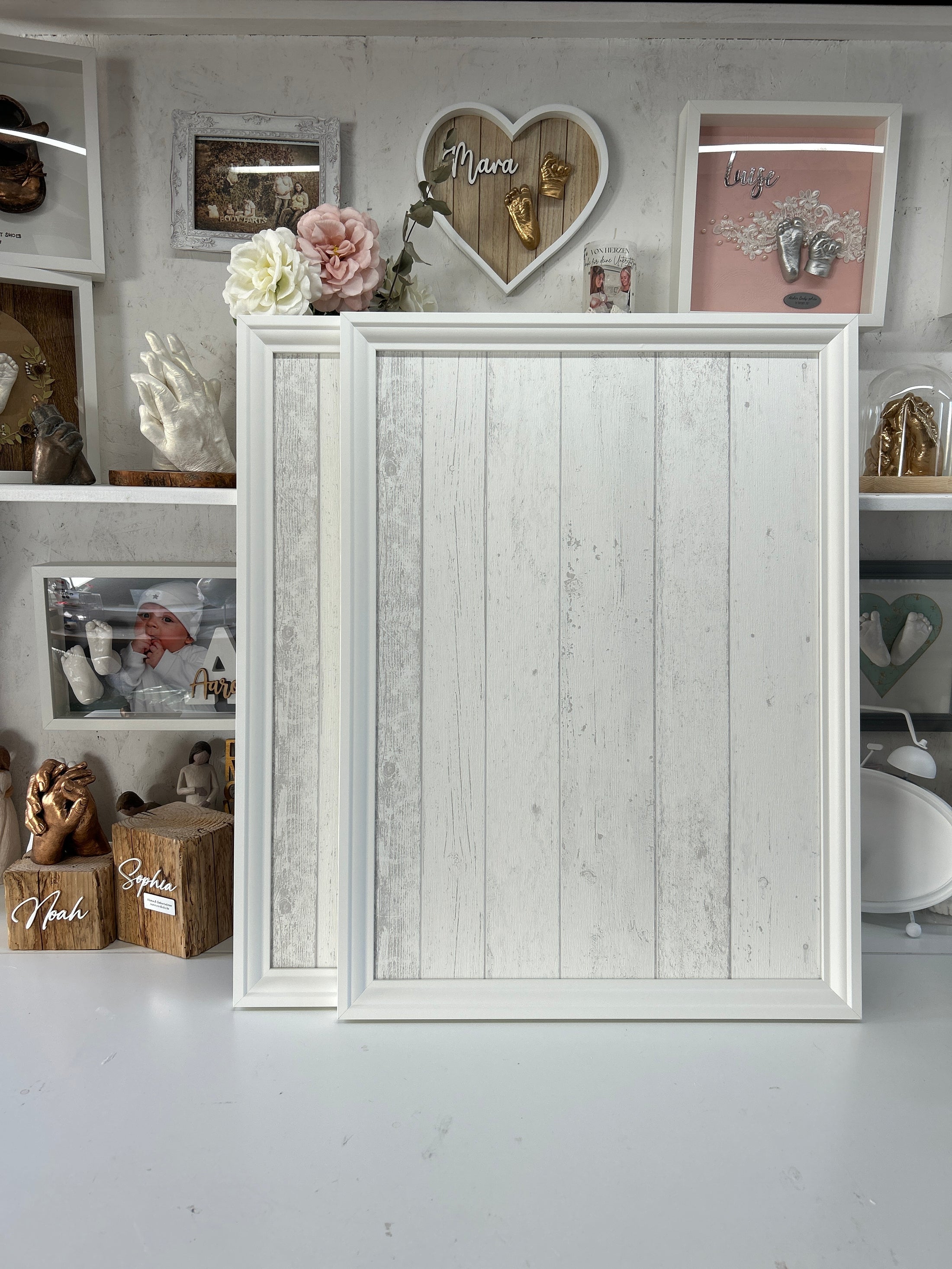Weißer Bilderrahmen 50x70 cm mit Shabby-Holz-Tapeten-Design für Gipsabdrücke Babybauch, inklusive Aufhängung – Beleuchtung optional zubuchbar. - Atelier Body - pArts