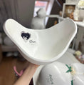 Bild in Galerie-Betrachter laden, Das Bild zeigt eine elegante weiße Belly Bowl aus einem Babybauch Gipsabdruck mit schlichtem schwarz-weißem Design. Im Inneren der handgefertigten Bauchschale befindet sich ein kleines Herz mit Ultraschallbild sowie der Name des Kindes und die Geburtsdaten. Die Belly Bowl wurde professionell verspachtelt, geschliffen und lackiert und dient als stilvolle Erinnerung an Schwangerschaft und Geburt sowie als dekorative Schale für kleine Erinnerungsstücke, Babysachen. Atelier Body - pArts