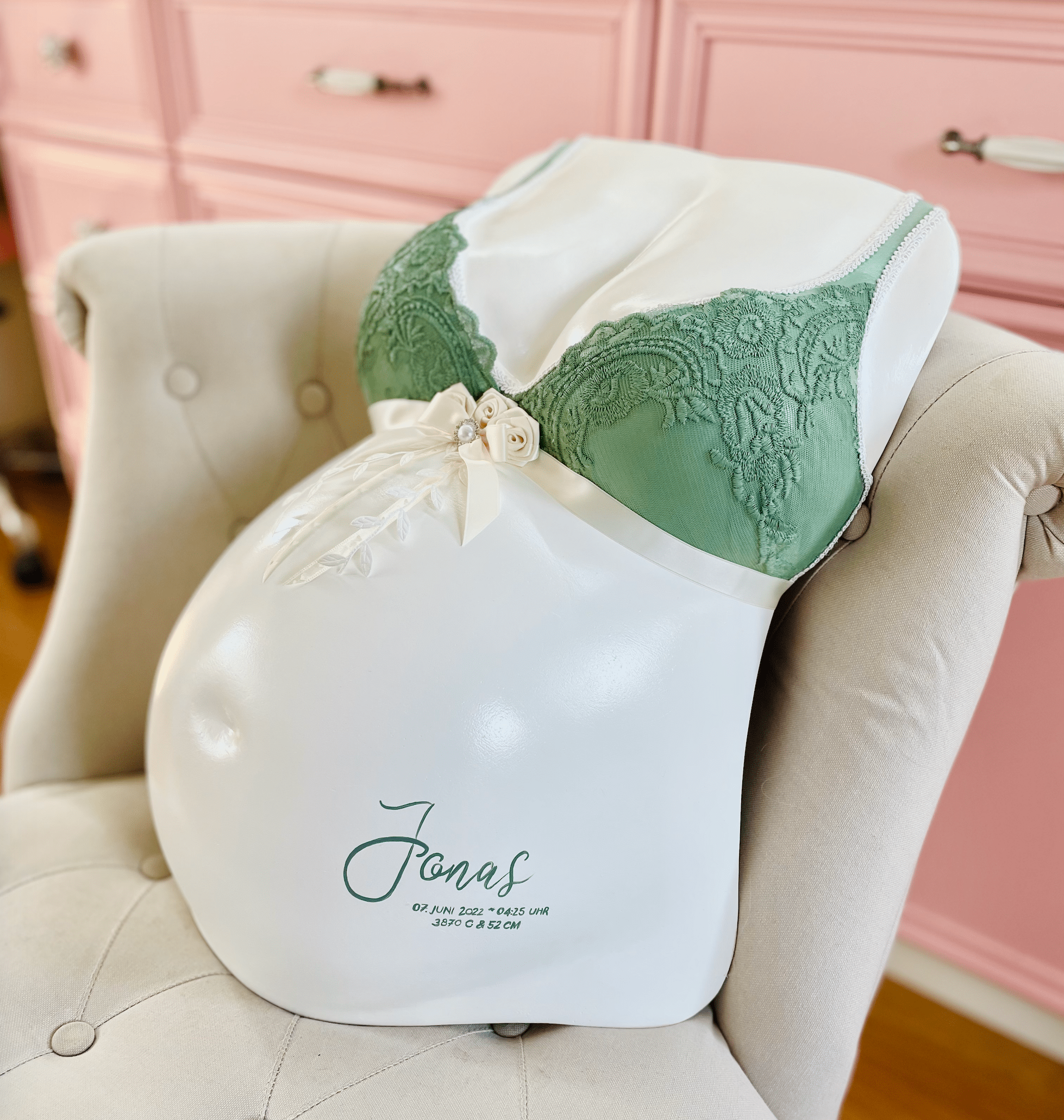 Professionell aufgearbeiteter Babybauch-Gipsabdruck im BH-Design Eleganz, inklusive Reparatur, Veredelung und Lackierung von selbstgemachten Abdrücken, Atelier Bodyparts, Erfurt.
 - Atelier Body - pArts