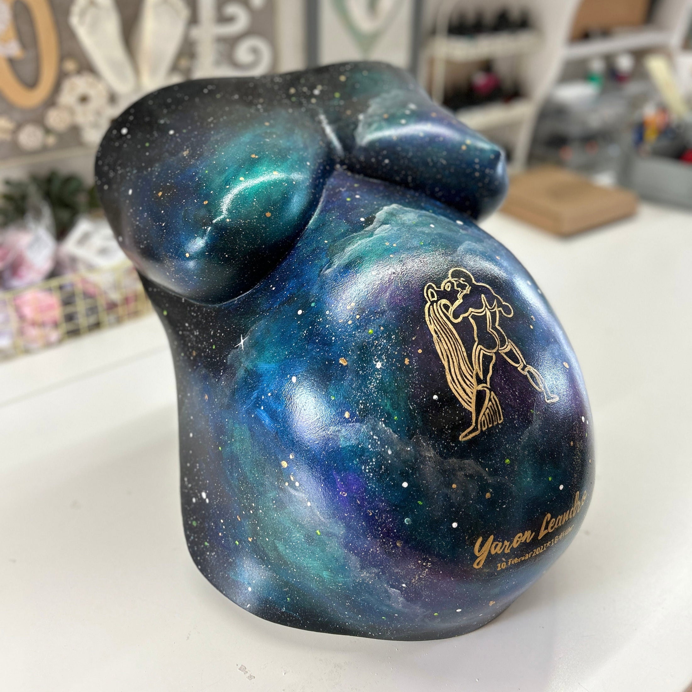 Veredelter Gipsabdruck im Universumsdesign mit funkelnden Details und Sternzeichen Wassermann – kreative Veredelung von Babybauch- oder Körperabdrücken als individueller Service. - Atelier Body - pArts