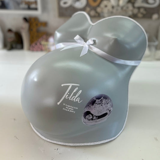 Veredelter Babybauch-Gipsabdruck aus der Schwangerschaft im Classic Design, professionell lackiert und gestaltet im Atelier Julia Schulze, Erfurt.
 - Atelier Body - pArts
