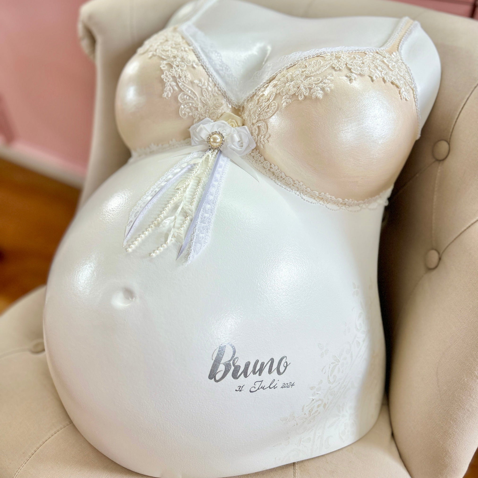 Professionelle Veredelung und Reparatur von Babybauch-Gipsabdrücken im BH-Design Eleganz, handgefertigt und lackiert von Julia Schulze, Atelier Bodyparts, Erfurt.
 - Atelier Body - pArts