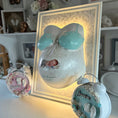 Bild in Galerie-Betrachter laden, Babybauch-Gipsabdruck BH-Design Eleganz, individuell veredelt, lackiert und mit Babyfoto + LED Licht und Rahmen gestaltet – professioneller Service direkt im Atelier Bodyparts.