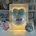 Bild in Galerie-Betrachter laden, Gipsabdruck auf Rahmen aufgehängt, mit integrierter LED Beleuchtung – verschiedene Tapeten-, Farb- und Motivoptionen wählbar. Rahmen kann direkt zum Veredelungsservice dazugebucht werden - Atelier Body - pArts