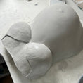 Bild in Galerie-Betrachter laden, Gipsabdruck Babybauch mit BH abgeformt, aufgespachtelt mit Flächenveredelung. Atelier Body - pArts