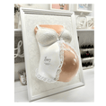 Bild in Galerie-Betrachter laden, Weißer 50x70 cm Bilderrahmen mit Ornament- und Barock-Strukturtapete, sehr feminin, für Babybauch-Gipsabdrücke – ideal für DIY-Abdrücke zu Hause, Rahmen extra bestellbar zum Aufhängen des Abdrucks. - Atelier Body - pArts