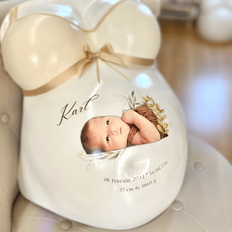 Professionelle Abformung & Aufarbeitung von selbstgemachten Babybauch-Gipsabdrücken im BH-Design Eleganz, lackiert, veredelt und mit Babyfoto personalisiert – Atelier Bodyparts, Julia Schulze, Erfurt.