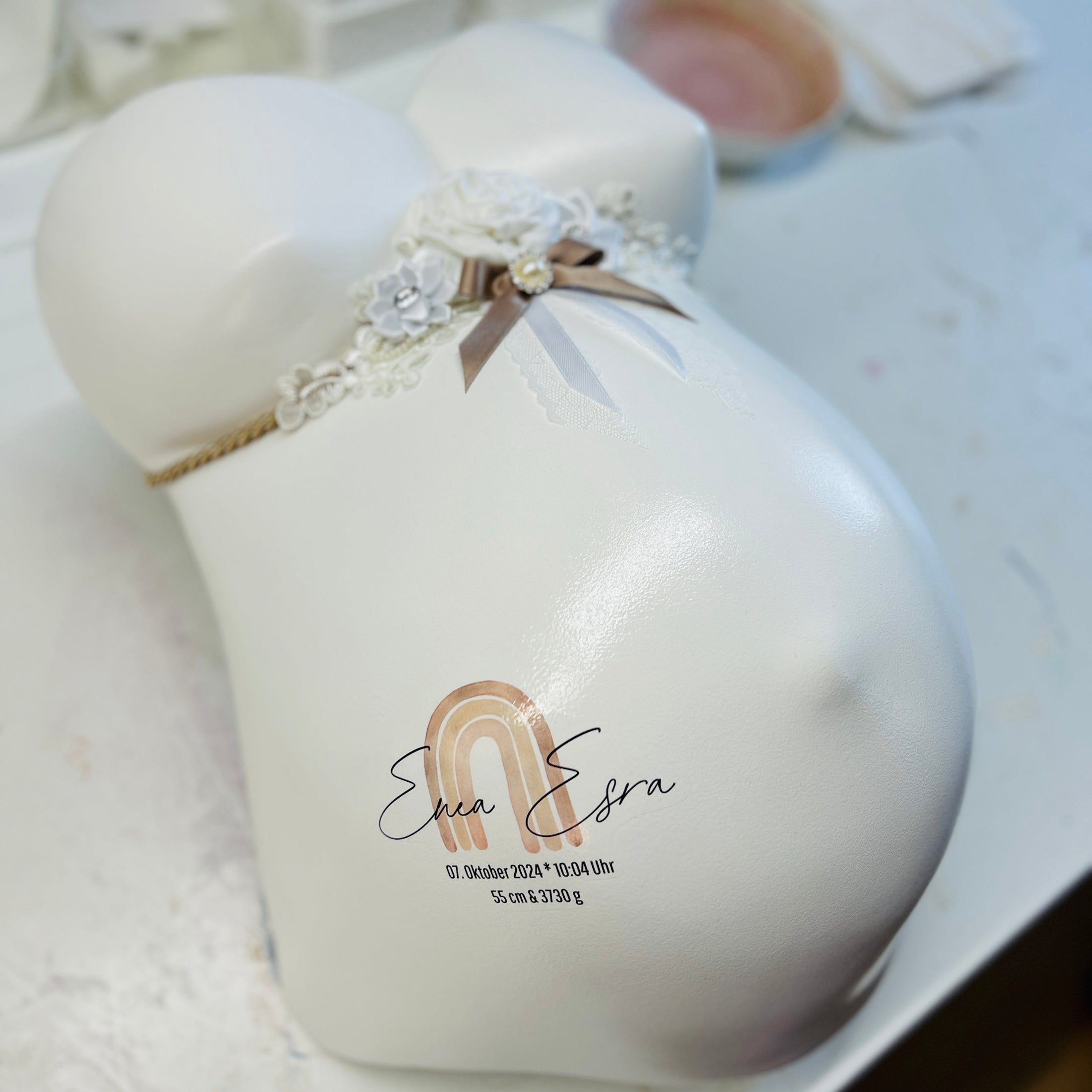 Veredelter Babybauch-Gipsabdruck im Classic Design, handgefertigt und lackiert im Atelier Julia Schulze, Erfurt.
- Atelier Body - pArts