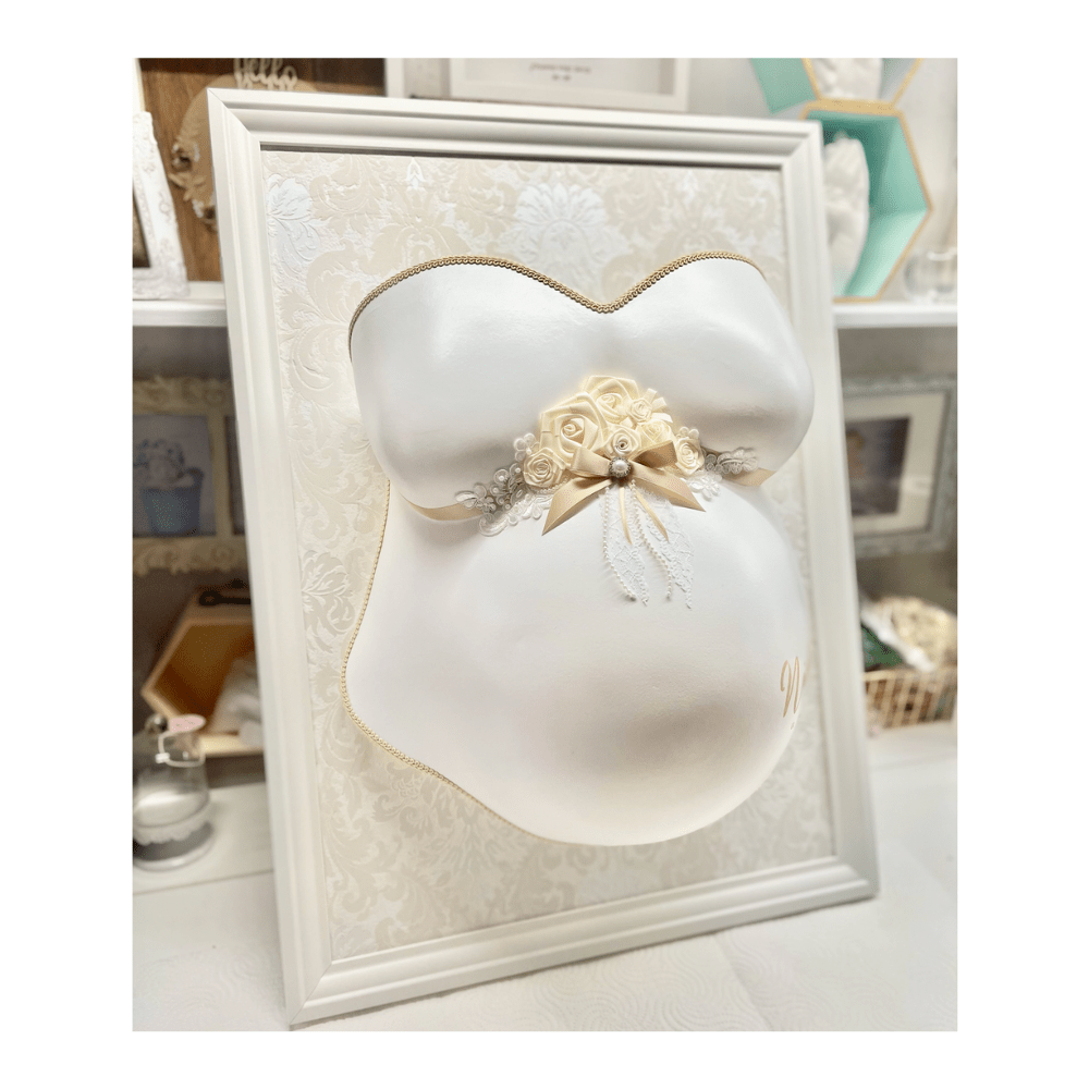 Veredelter Babybauch-Gipsabdruck im Classic Design als Portrait, liebevoll lackiert und gestaltet im Atelier Julia Schulze, Erfurt.
 - Atelier Body - pArts