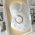 Bild in Galerie-Betrachter laden, gipsabdruck babybauch profi service veredelung Babyfuesschen abdruecke rahmen beleuchtung licht traumfaenger rosa federn schmetterlinge gipsbauch spachteln schleifen glaetten