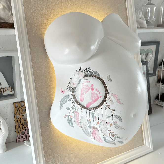 gipsabdruck babybauch profi service veredelung Babyfuesschen abdruecke rahmen beleuchtung licht traumfaenger rosa federn schmetterlinge gipsbauch spachteln schleifen glaetten