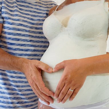 Gipsabdruck Babybauch Abformung professionelle Veredelung Design Gestaltung BH mit Spitze Gipsbinden Schwangerschaft Erfurt Thueringen