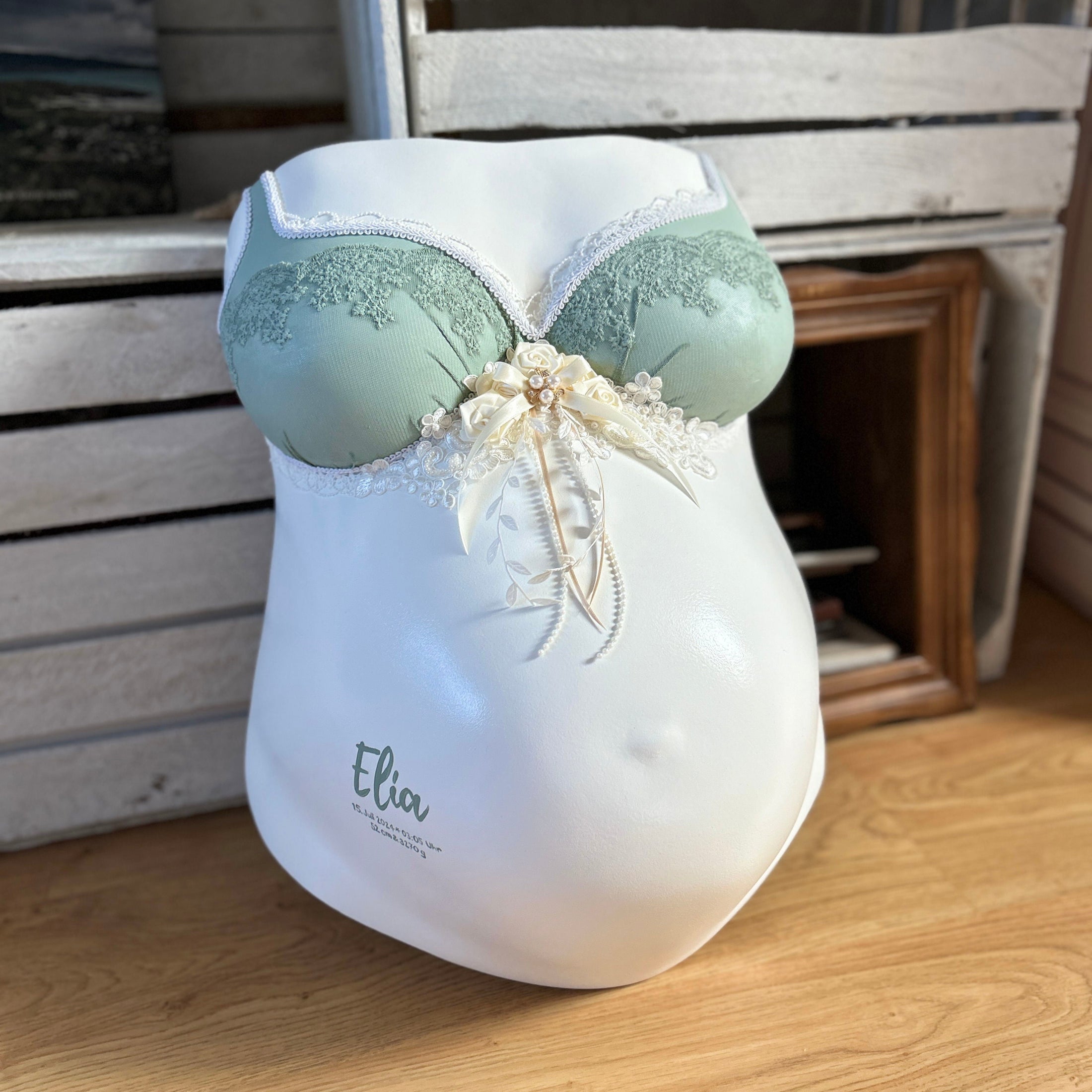 Veredelter Gipsabdruck von Babybauch und Brust in schlicht-edlem Design, weiß lackiert mit mintgrünem Spitzen-BH, feinen Perlen, Satinrosen, Schleifen und den Geburtsdaten des Kindes - Atelier Body - pArts
