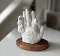 Bild in Galerie-Betrachter laden, 3D Händeabdruck von Oma & Enkeltochter für immer Hand in Hand, professionell abgeformt, veredelt, lackiert und auf einem eleganten Holzsockel platziert - Atelier Body - pArts