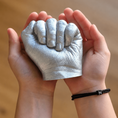 Bild in Galerie-Betrachter laden, Professionell abgeformter 3D Handabdruck eines Jungen mit Alginat, in silber lackiert. Andenken an die Kindheit- Atelier Body - pArts
