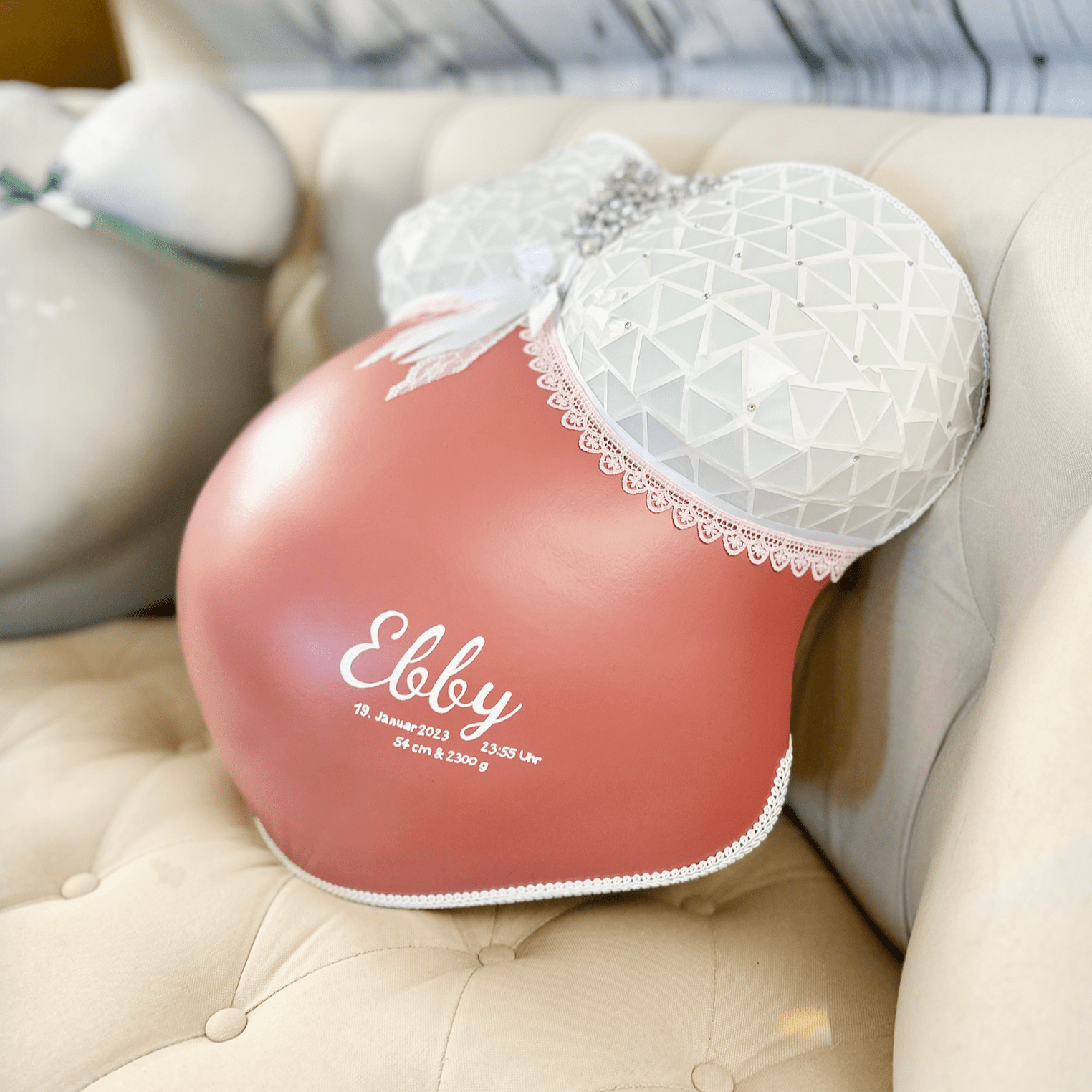 Selbstgemachter Babybauch-Gipsabdruck, professionell veredelt mit weißem Mosaik und altrosa Bauchton als Mädchenbauch, verziert mit Swarovski-Glitzersteinchen und dem Namen des Kindes – individueller Veredelungsservice für Schwangerschaftsabdrücke - Atelier Body - pArts