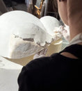 Video in Galerie-Betrachter laden und wiedergeben, Babybauch Gipsabdruck glätten mit Spezialgips, veredeln, reparieren und anschließend nach Wunsch gestalten. Atelier Bodyparts, Erfurt.