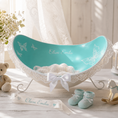 Bild in Galerie-Betrachter laden, Das Bild zeigt eine handgefertigte Belly Bowl aus einem Babybauch Gipsabdruck mit cremefarbener Außenseite und einer frischen helltürkisen Innenseite. Die elegante Bauchschale steht auf einem weißen Metallsockel und ist mit einer Spitzenborte, feiner Posamentenverzierung sowie einer weißen Satinschleife dekoriert. Im Inneren befinden sich liebevoll gestaltete Schmetterlinge sowie der Name „Clara Emilia“. Die personalisierte Belly Bowl dient als stilvolles Accessoire & besondere Erinnerung an Schwangerschaft