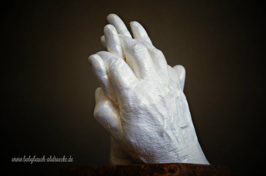 3D Haendeabdruck detailiert als Andenken an das Band der Ahnen von Oma und Enkelin - für immer Hand in Hand