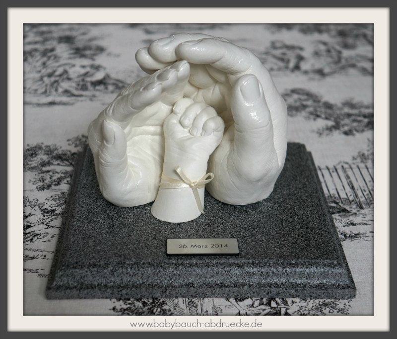 3D Handabdruecke von Mutter, Vater, Kind / Baby auf Granit Holzsockel mit Gravur