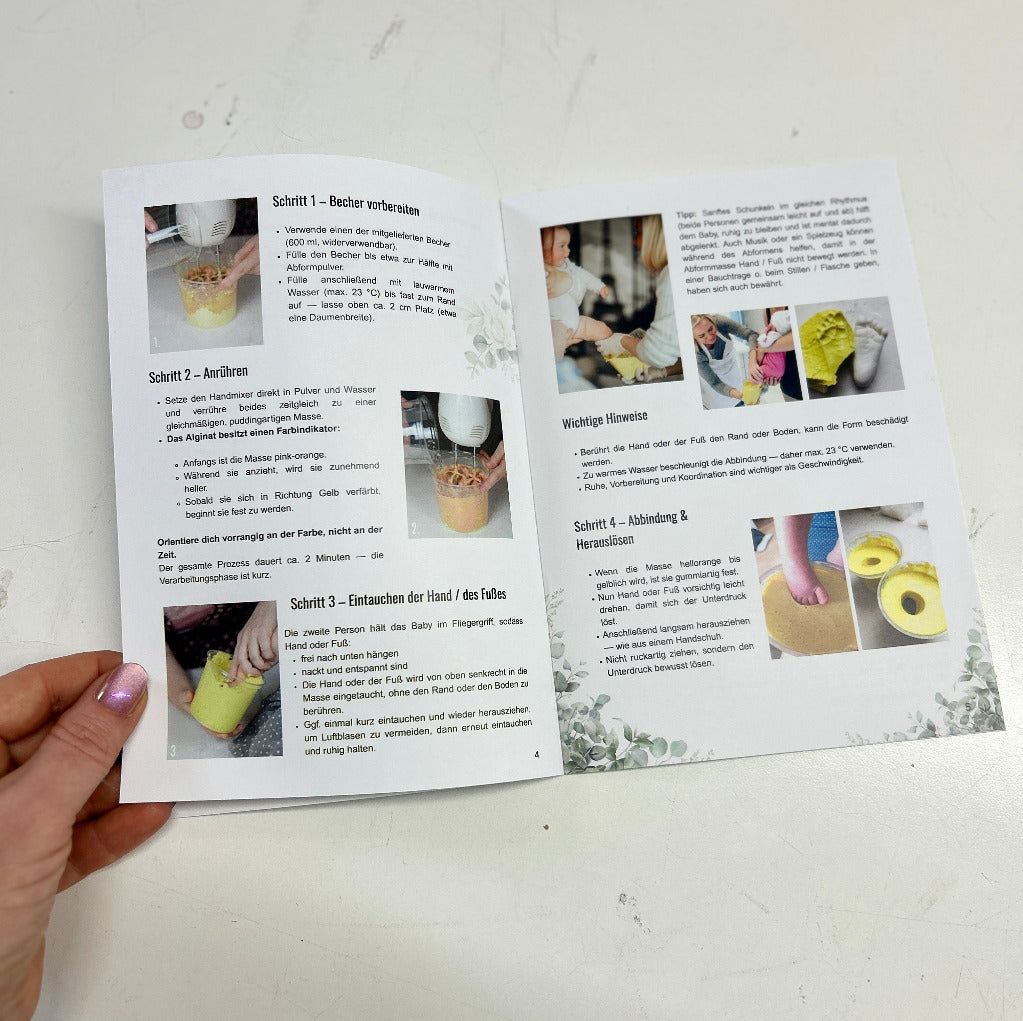 12-seitiges Profi-Anleitungsheft für Baby 3D-Hand- und Fußabdruck ab Geburt. Detaillierte Anleitung von der Abformung über das Ausgießen bis zur liebevollen Veredelung, beigelegt zu den Materialien aus dem Atelier Bodyparts – für bleibende Erinnerungen an die Winzigkeit des Babys.