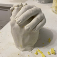 Bild in Galerie-Betrachter laden, 3D-Handabdruck von Mutter, Vater und Baby nach der Abformung, frischer Gipsrohling mit sichtbaren Gipskügelchen, noch nicht veredelt, zeigt Handdetails
