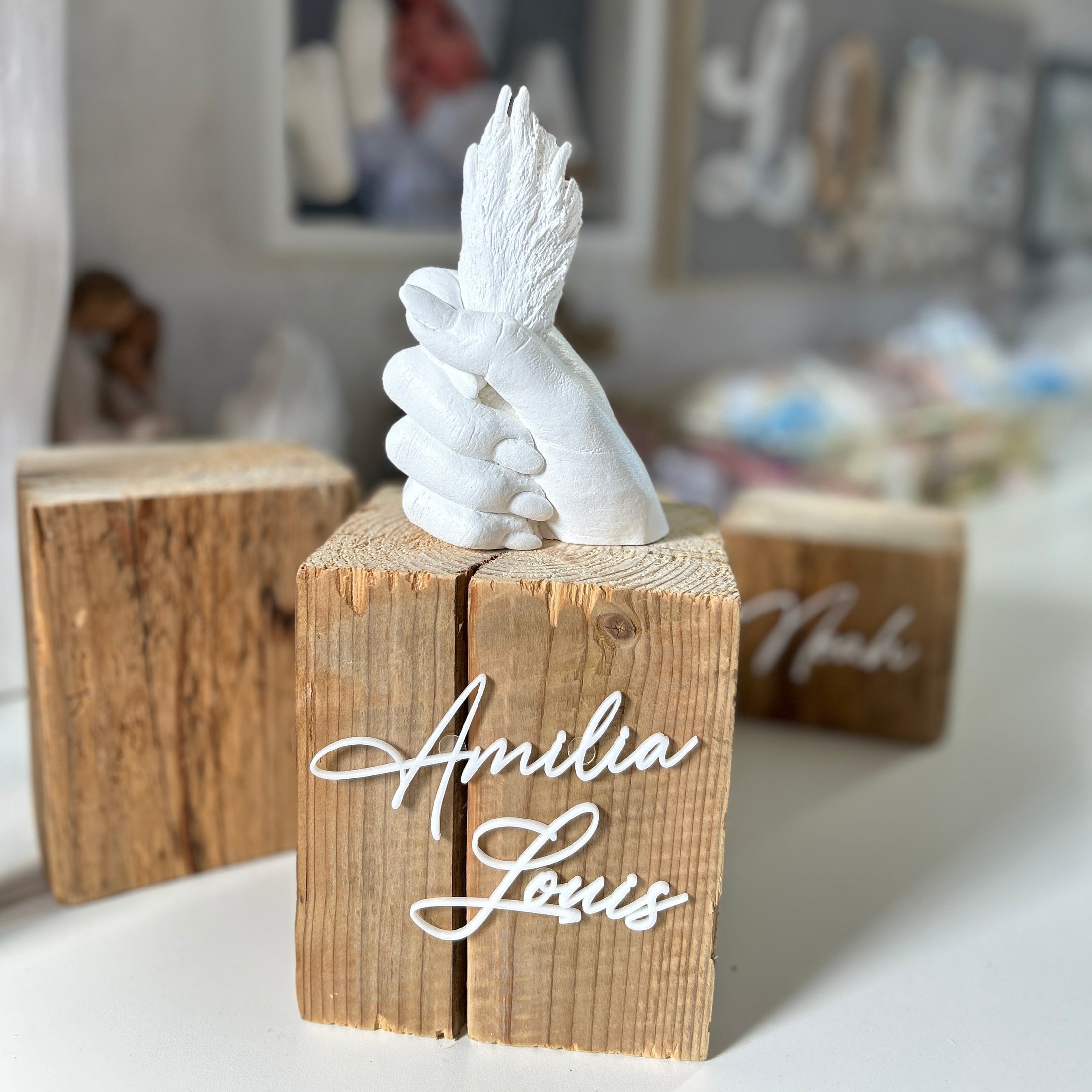Das Bild zeigt einen detailreichen 3D-Handabdruck gemeinsam mit einer Hundefote auf einem handgefertigten Fachwerkholzsockel mit personalisierter Namensgravur. Der besondere Gipsabdruck symbolisiert die enge Verbindung zwischen Mensch und Haustier und bewahrt gemeinsame Erinnerungen als emotionales Erinnerungsstück für viele Jahre. - Atelier Body - pArts