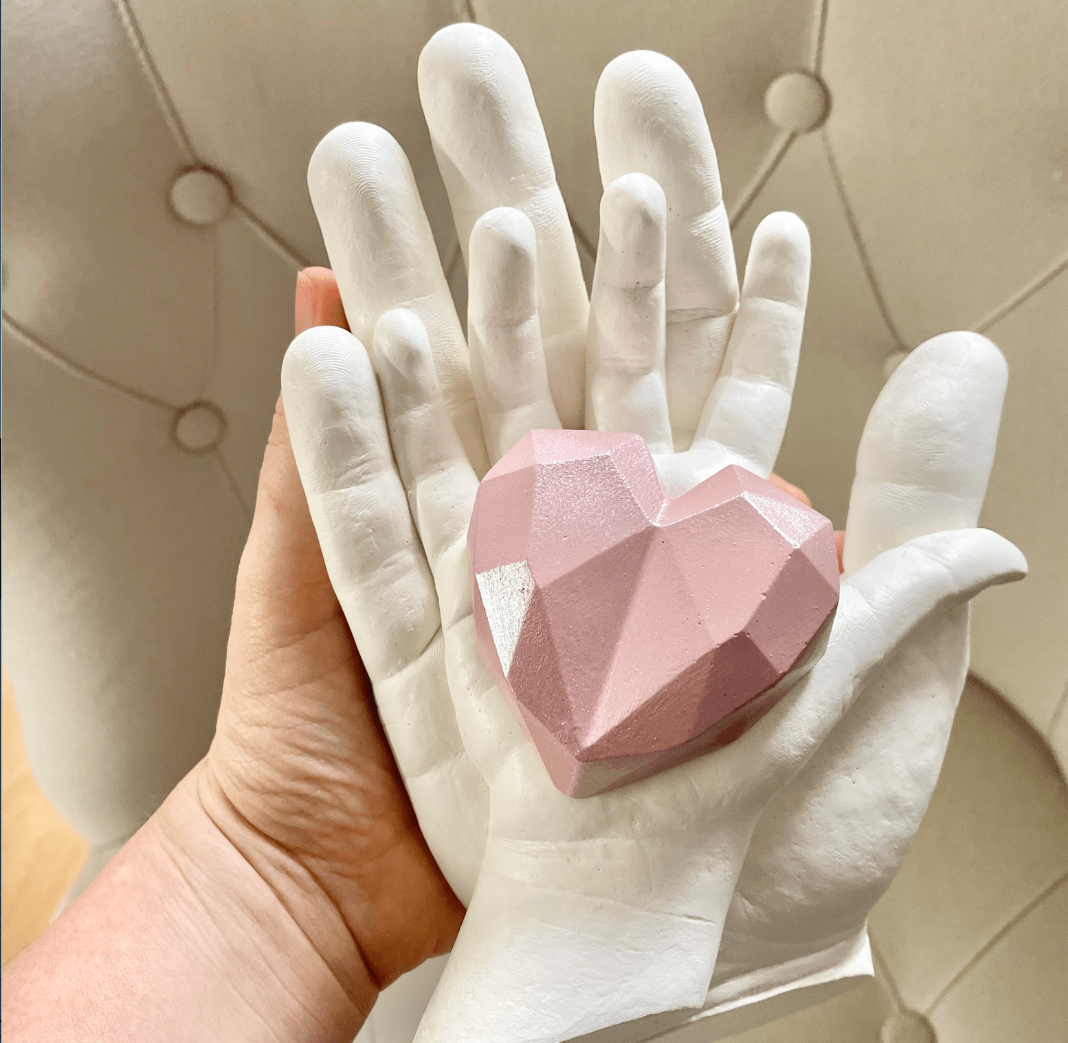 Vater und Tochter 3D- Hände Gipsabdruck mit rosa Herz als Smbol der ewigen Liebe und Verbundenheit  zueinander. Andenken an das Leben, Tochter krebskrank, Handabdruck bleibt - Atelier Body - pArts