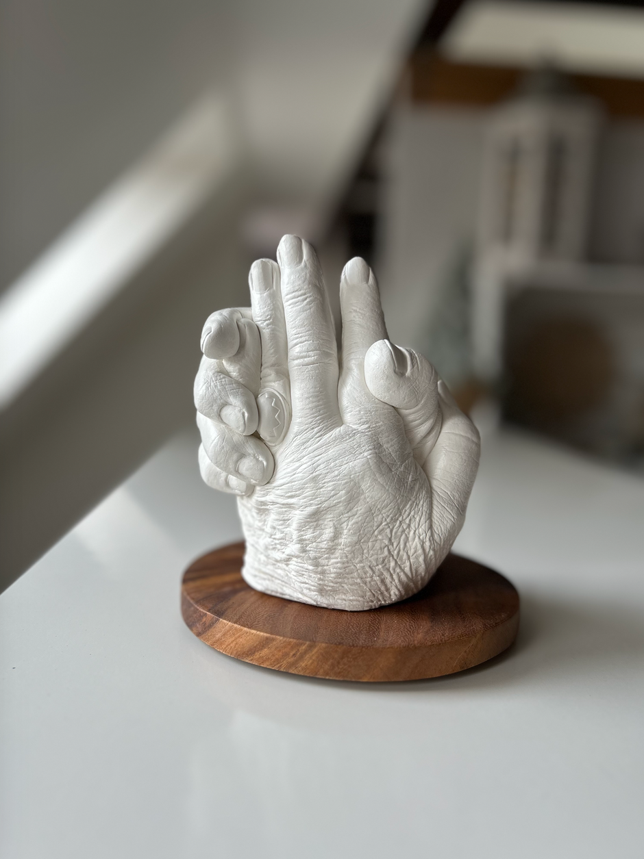 handabdruck 3d detailgenaue abformung von haenden oma enkelin andenken geschenk mutter tochter hand in hand alginat abguss gipsabdruck auf holzsockel rfurt thueringen professionelle abformung