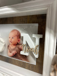 Bild in Galerie-Betrachter laden, Rahmen für Baby 3D - Abdrücke mit Babyfoto + Gravur & Buchstabe - Atelier Body - pArts
